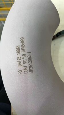 Coude en cuivre-nickel soudé, raccord de tuyauterie personnalisé pour applications de transfert de fluides industriels et résistance à la corrosion